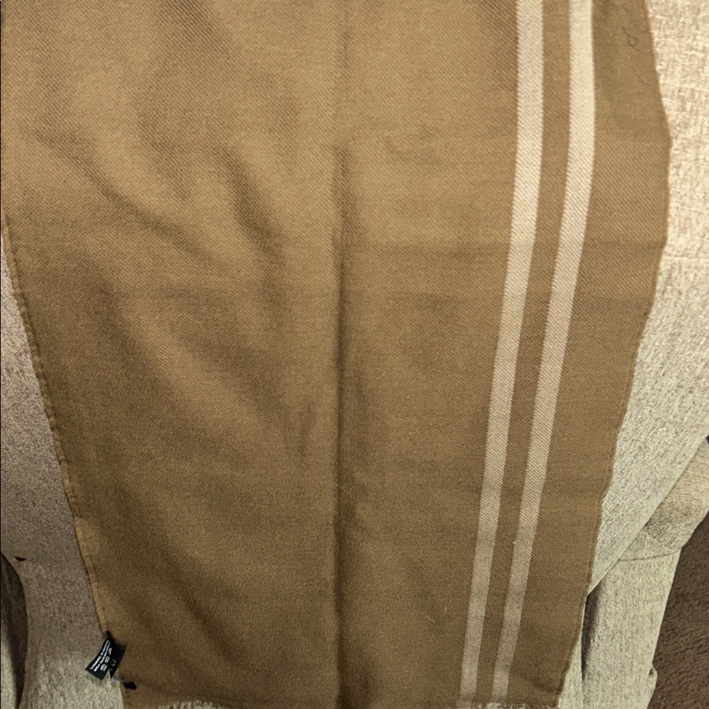 Gucci Tan Wool Scarf with Fringe in Excellent Condition - Picture 3 of 6